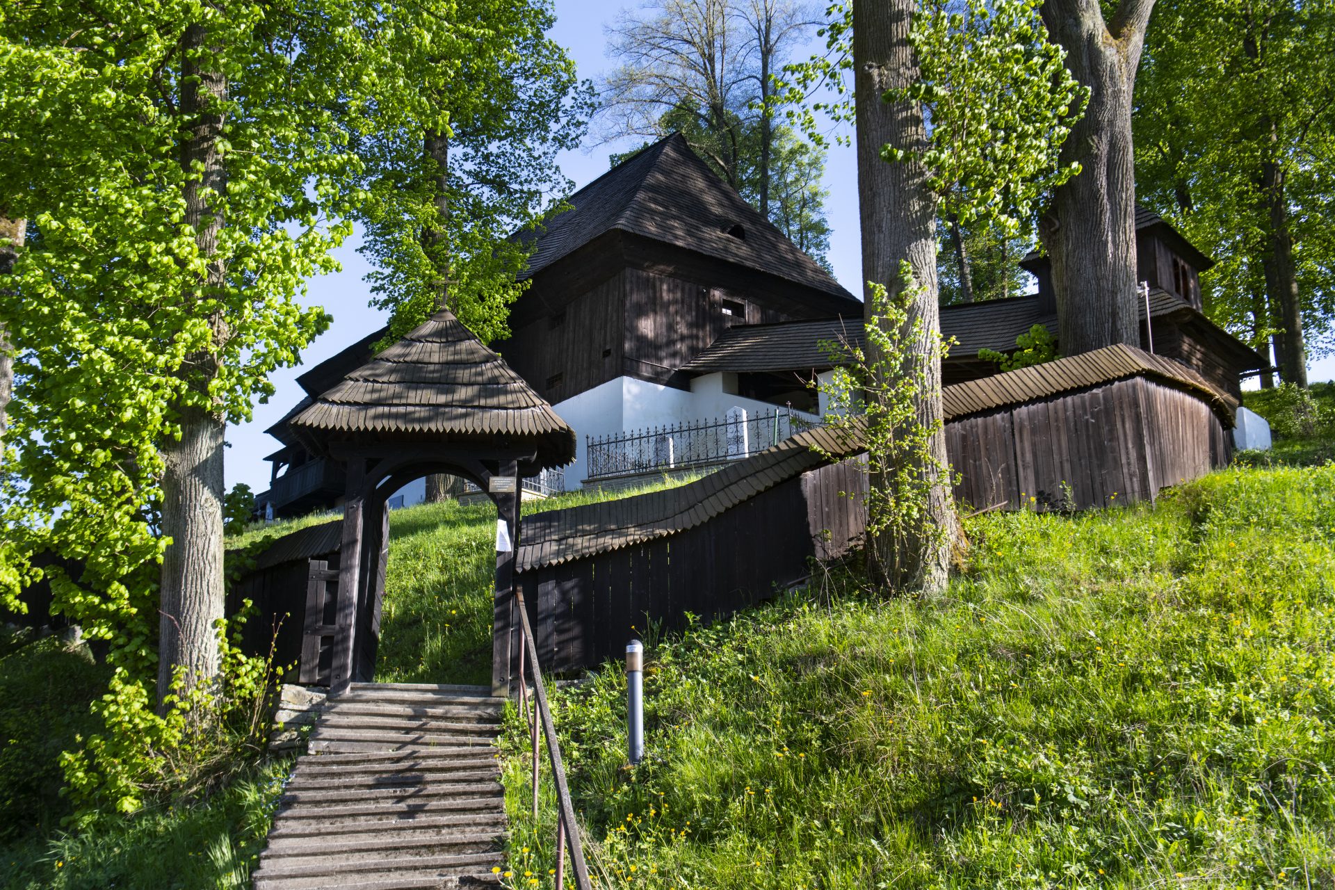 Drewniany ewangelicki kościół artykularny w miejscowości Leszczyny